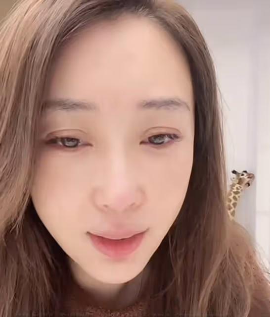 鬧離婚？嚴屹寬夫婦同時開直播吵架，杜若溪淚眼婆娑不停哭訴