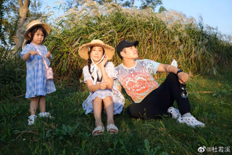 鬧離婚？嚴屹寬夫婦同時開直播吵架，杜若溪淚眼婆娑不停哭訴