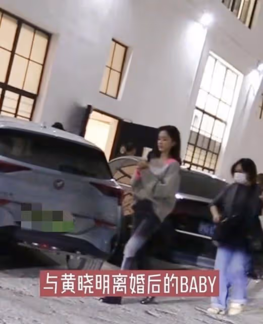 楊穎深夜收工陪兒子購物！5歲小海綿側顏太優越，手捧零食好有愛