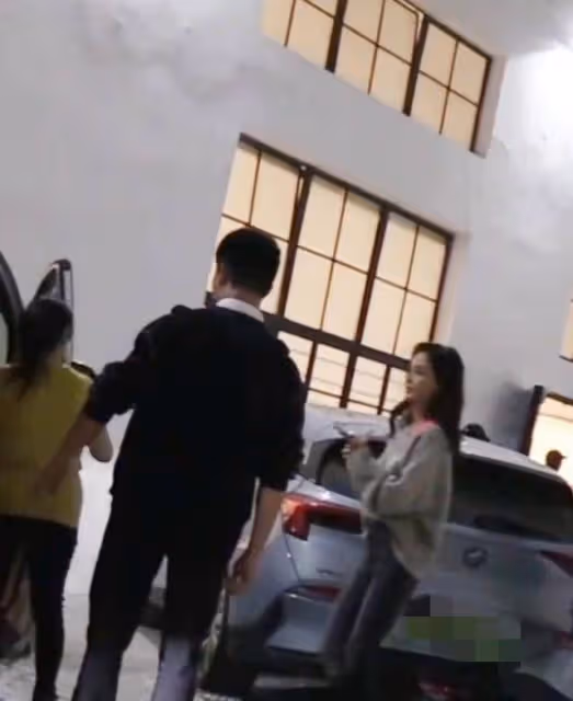 楊穎深夜收工陪兒子購物！5歲小海綿側顏太優越，手捧零食好有愛