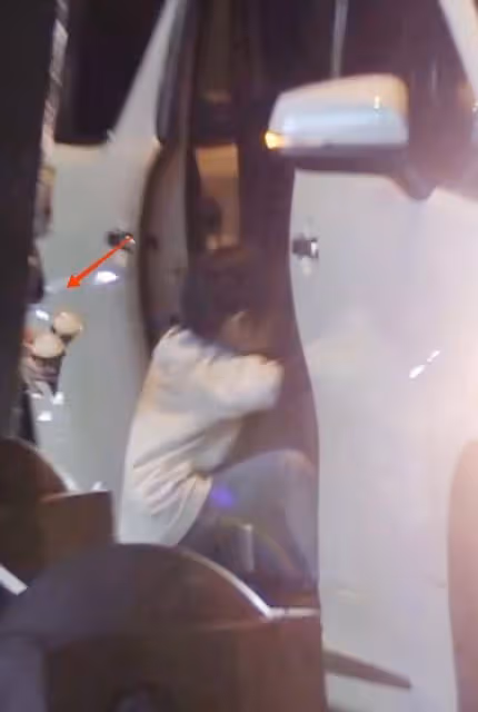 楊穎深夜收工陪兒子購物！5歲小海綿側顏太優越，手捧零食好有愛