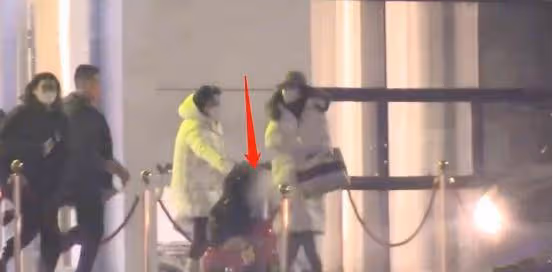 楊穎深夜收工陪兒子購物！5歲小海綿側顏太優越，手捧零食好有愛