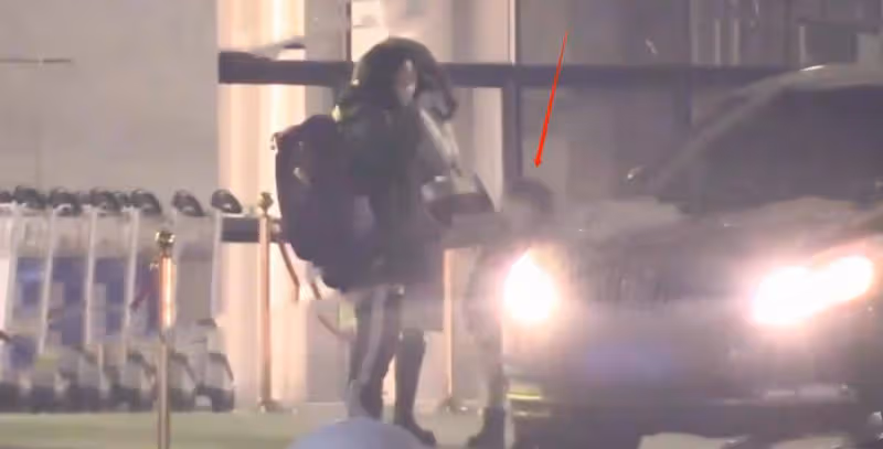 楊穎深夜收工陪兒子購物！5歲小海綿側顏太優越，手捧零食好有愛