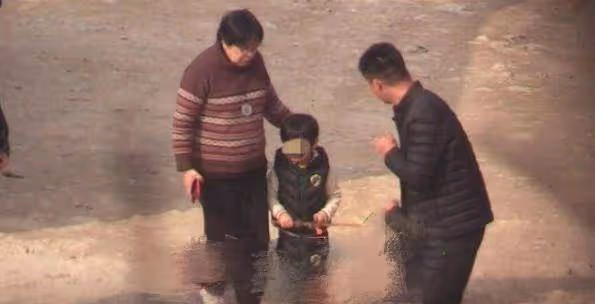 楊穎深夜收工陪兒子購物！5歲小海綿側顏太優越，手捧零食好有愛
