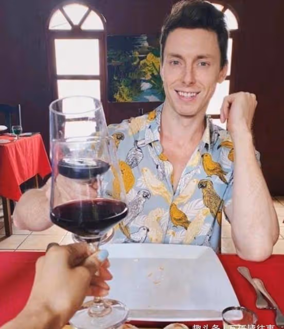 陳赫35歲前妻曬時尚時尚照，大露腹肌鎖骨刻紋身，模特身材太驚艷