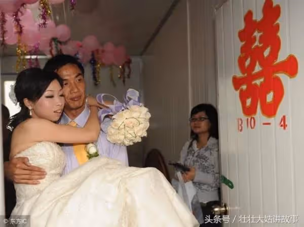 我照顧癱瘓母親,32歲未嫁,嫁個離婚男人,結婚三年深感慶幸