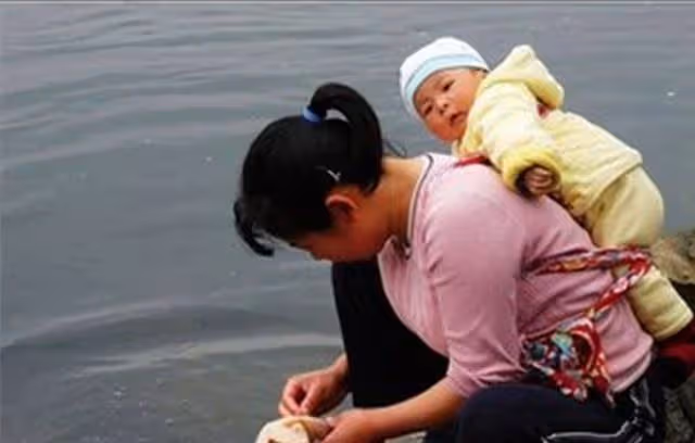 婆婆手術住院,兒媳精心照顧,親手為婆婆包好湯圓送去,在護士台聽到對話,湯圓直接倒垃圾桶