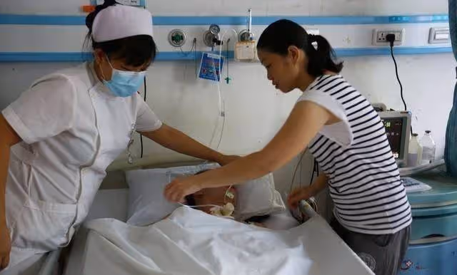 婆婆手術住院,兒媳精心照顧,親手為婆婆包好湯圓送去,在護士台聽到對話,湯圓直接倒垃圾桶