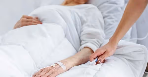把屎把尿顧10年！臥床婆婆離世「老公嘆感覺解脫」沾醬油小姑痛罵：不孝子