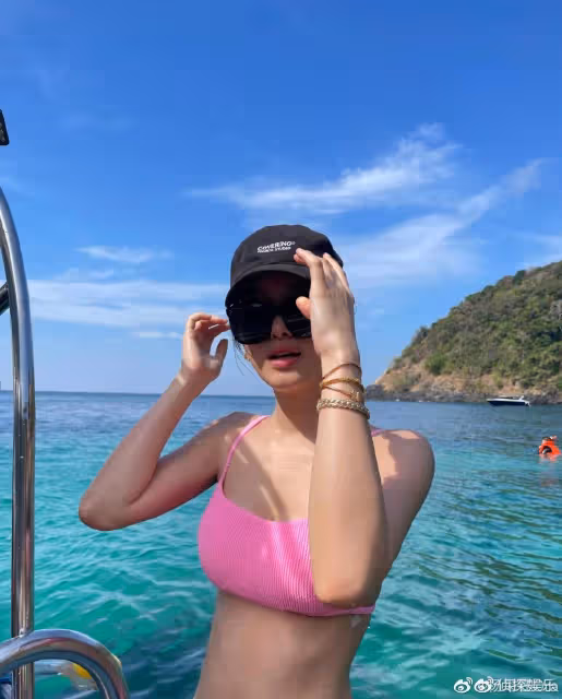 楊采鈺懶理與劉亦菲乾爹分手傳聞,開心曬旅行照,穿泳裝身材傲人