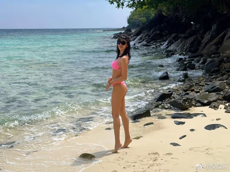 楊采鈺懶理與劉亦菲乾爹分手傳聞,開心曬旅行照,穿泳裝身材傲人