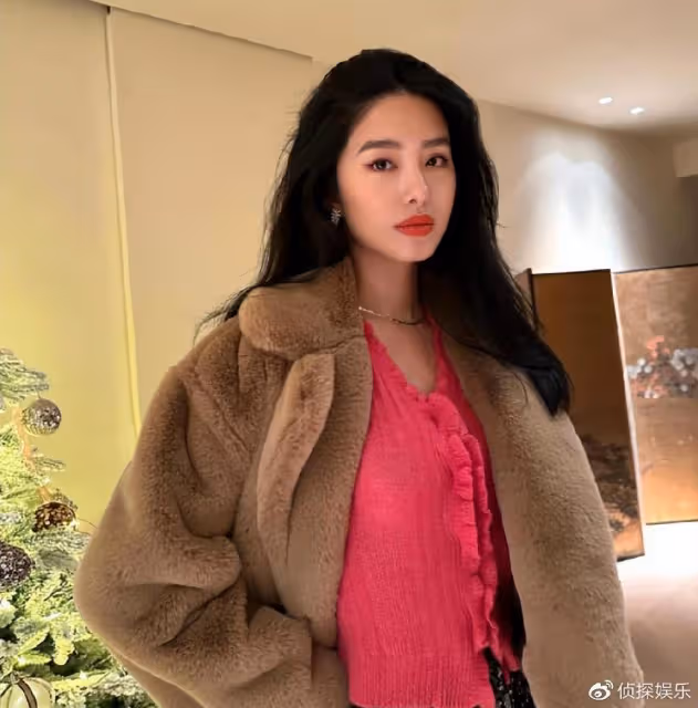 楊采鈺懶理與劉亦菲乾爹分手傳聞,開心曬旅行照,穿泳裝身材傲人