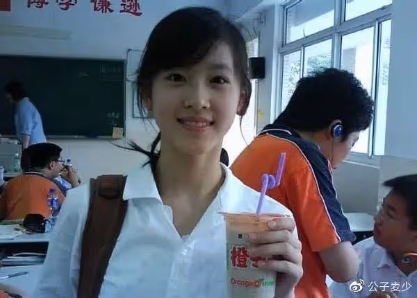 章澤天二胎後現身時裝周！牙齒突出變地包天被嘲，一身行頭至少10萬