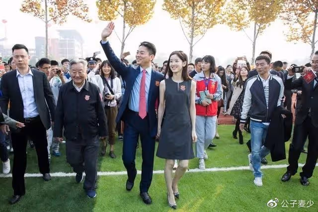 章澤天二胎後現身時裝周!牙齒突出變地包天被嘲,一身行頭至少10萬