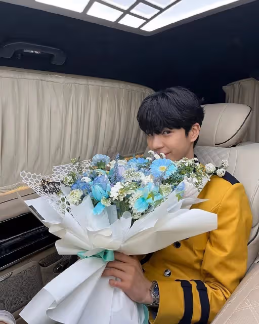 戴數千萬韓元名表,現身高中入學典禮,16歲韓國明星鄭東元火了?