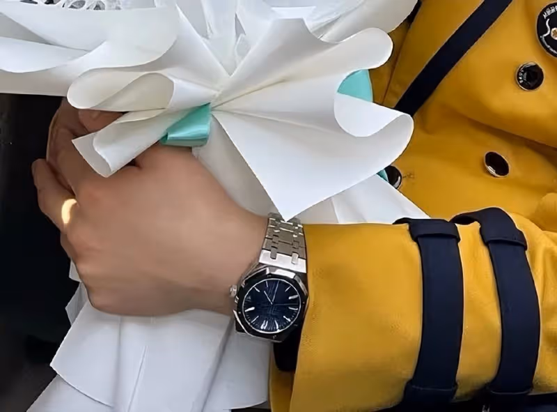 戴數千萬韓元名表,現身高中入學典禮,16歲韓國明星鄭東元火了?