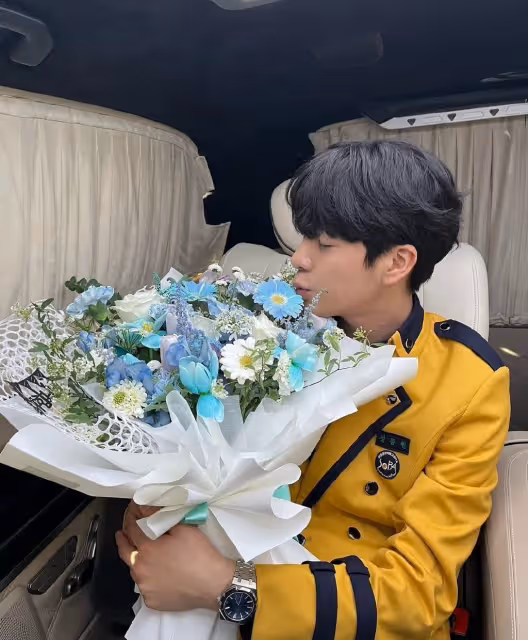 戴數千萬韓元名表,現身高中入學典禮,16歲韓國明星鄭東元火了?