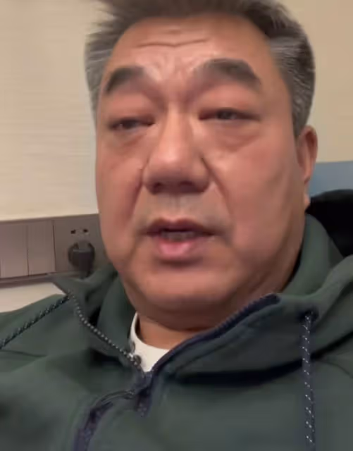 54歲董勇宅家帶娃,手夾香菸動作熟練,7歲女兒罕露面可愛像爸