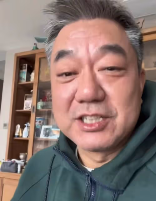54歲董勇宅家帶娃,手夾香菸動作熟練,7歲女兒罕露面可愛像爸