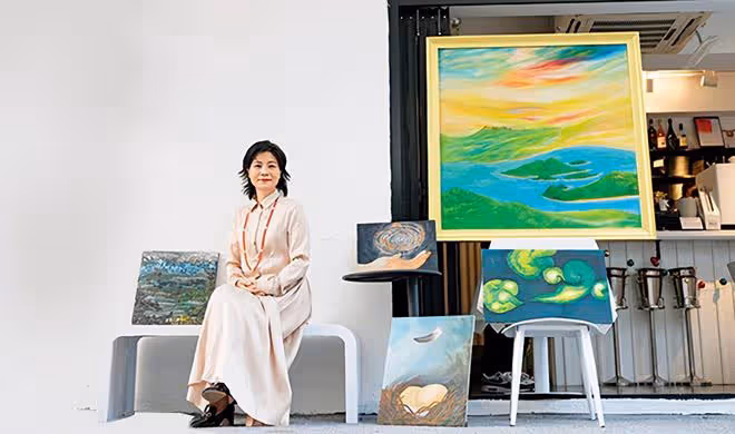 曾志偉親家母舉辦畫展,氣質出眾顯年輕,與演員女兒同框像姐妹