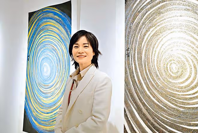 曾志偉親家母舉辦畫展,氣質出眾顯年輕,與演員女兒同框像姐妹