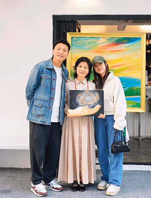 曾志偉親家母舉辦畫展,氣質出眾顯年輕,與演員女兒同框像姐妹