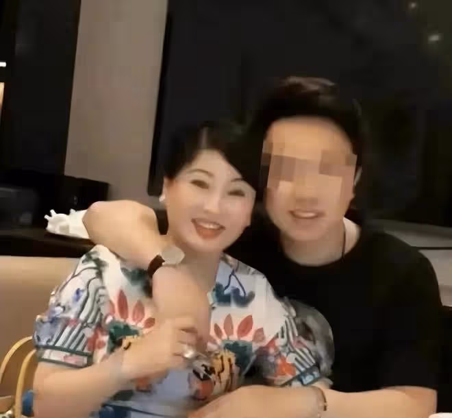 蔡天鳳老公和岳母多張親密合照流出,手放胸口親吻,相處無邊界感