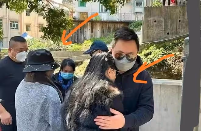 蔡天鳳老公和岳母多張親密合照流出,手放胸口親吻,相處無邊界感