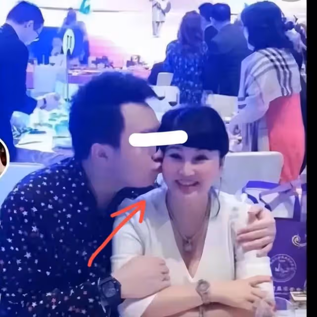 蔡天鳳老公和岳母多張親密合照流出,手放胸口親吻,相處無邊界感