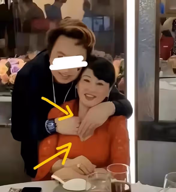 蔡天鳳老公和岳母多張親密合照流出,手放胸口親吻,相處無邊界感