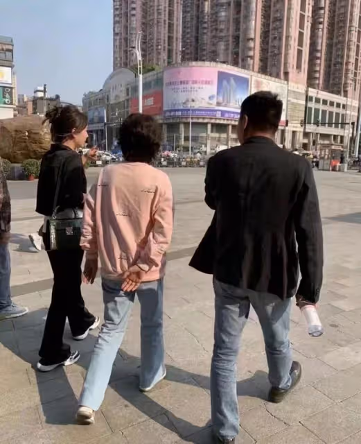 68歲董明珠現身廣東引圍觀，逛翡翠市場擺一大桌，扮相顯嫩沒架子