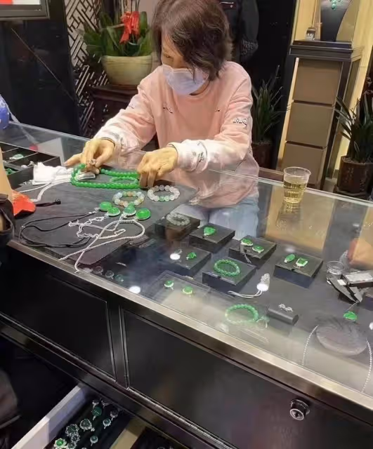 68歲董明珠現身廣東引圍觀，逛翡翠市場擺一大桌，扮相顯嫩沒架子