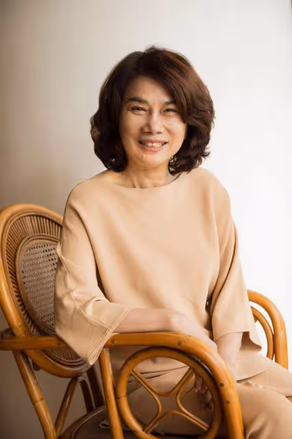68歲董明珠現身廣東引圍觀，逛翡翠市場擺一大桌，扮相顯嫩沒架子