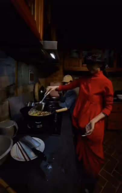 楊麗萍與妹妹回鄉下廚！長指甲難拿鍋鏟遭媽媽嫌棄，破戒律狂吃肉