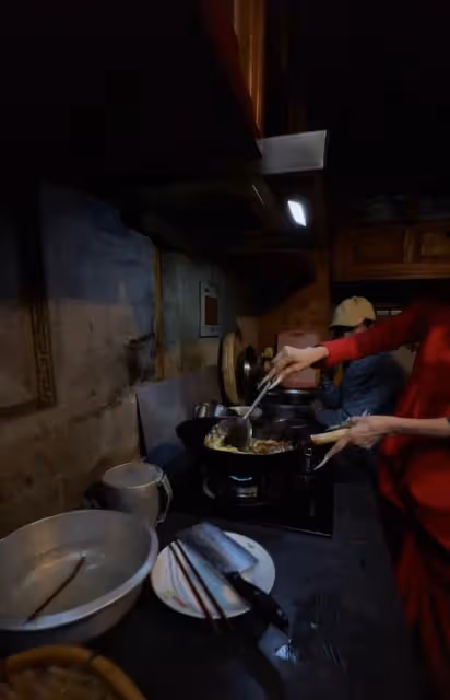 楊麗萍與妹妹回鄉下廚！長指甲難拿鍋鏟遭媽媽嫌棄，破戒律狂吃肉