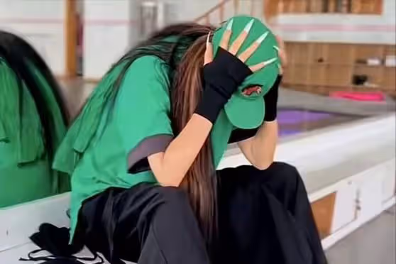 楊麗萍與妹妹回鄉下廚！長指甲難拿鍋鏟遭媽媽嫌棄，破戒律狂吃肉