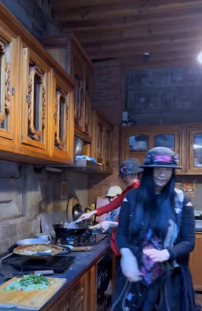 楊麗萍與妹妹回鄉下廚！長指甲難拿鍋鏟遭媽媽嫌棄，破戒律狂吃肉