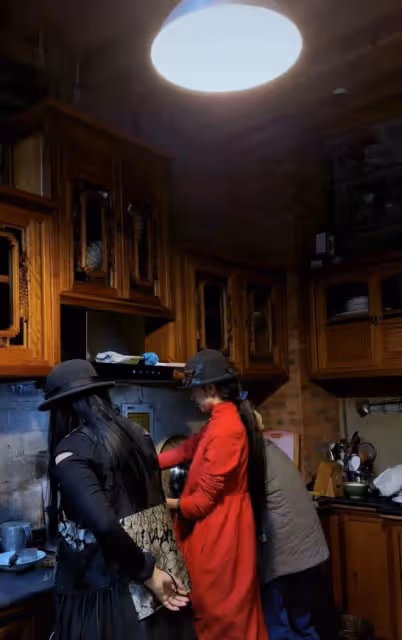 楊麗萍與妹妹回鄉下廚！長指甲難拿鍋鏟遭媽媽嫌棄，破戒律狂吃肉