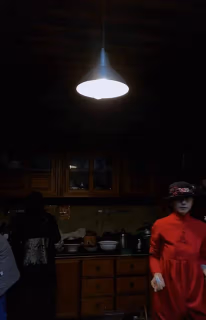 楊麗萍與妹妹回鄉下廚！長指甲難拿鍋鏟遭媽媽嫌棄，破戒律狂吃肉