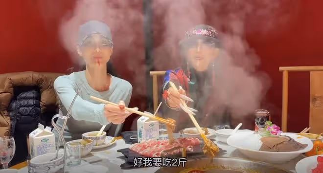 楊麗萍與妹妹回鄉下廚！長指甲難拿鍋鏟遭媽媽嫌棄，破戒律狂吃肉