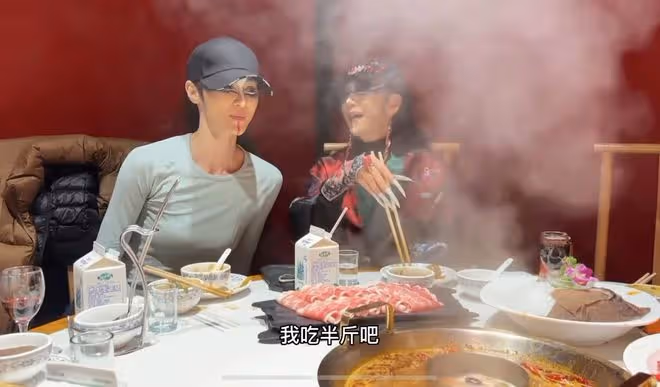 楊麗萍與妹妹回鄉下廚！長指甲難拿鍋鏟遭媽媽嫌棄，破戒律狂吃肉