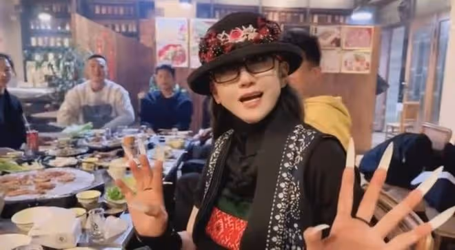 楊麗萍與妹妹回鄉下廚！長指甲難拿鍋鏟遭媽媽嫌棄，破戒律狂吃肉
