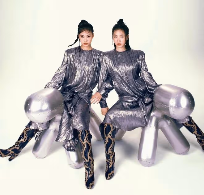 小S兩個女兒合體撈金！拍復古雜誌彰顯土味時尚，表現力不輸媽媽