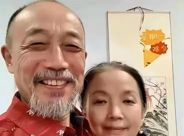 太可憐！66歲孫海英被爆在國外落魄到撿垃圾，網友熱議！