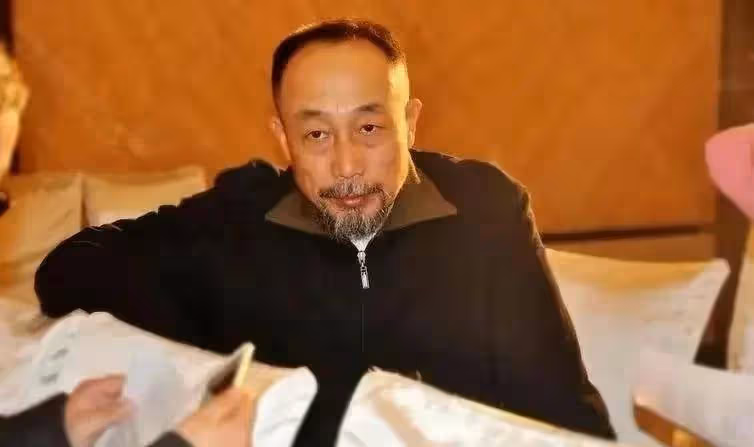 太可憐！66歲孫海英被爆在國外落魄到撿垃圾，網友熱議！