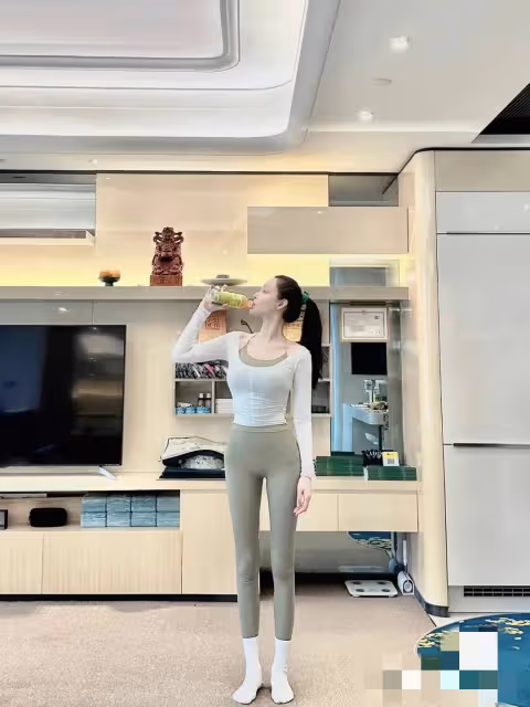 張穎穎曬百萬包包，不工作還有大把錢花，被質疑與汪小菲沒分手
