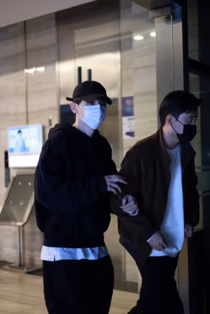 【鄧倫現聲直播間】全黑look乘坐豪華車上下班,還對粉絲比了個耶!