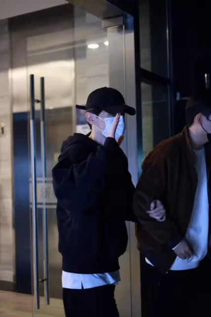 【鄧倫現聲直播間】全黑look乘坐豪華車上下班,還對粉絲比了個耶!