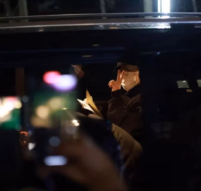 【鄧倫現聲直播間】全黑look乘坐豪華車上下班,還對粉絲比了個耶!