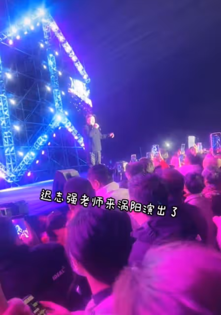 「囚歌王子」遲志強縣城賣力演出,身形顯富態,不收出場費人太多